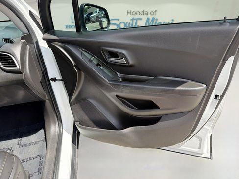 Used 2022 Chevrolet Trax LT w/ LT Convenience Package image 32