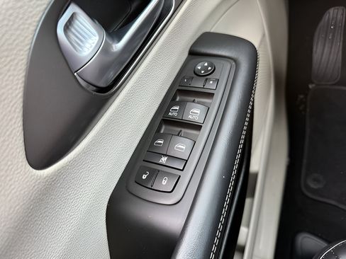 Used 2024 Chrysler Pacifica Touring-L FWD image 21