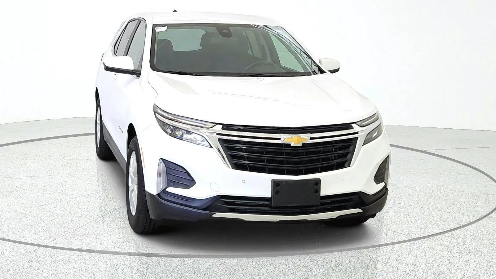 Used 2024 Chevrolet Equinox LT w/ LPO, Cargo Package FWD image 2