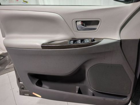 Used 2017 Toyota Sienna XLE image 34
