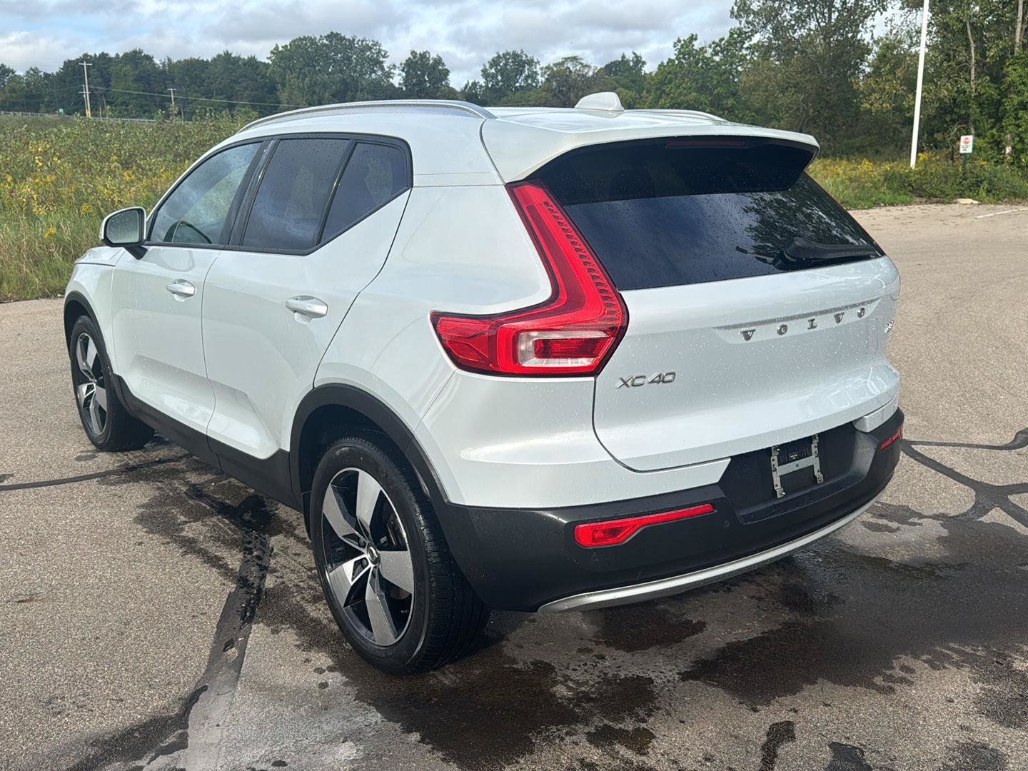 Used 2020 Volvo XC40 T5 Momentum w/ Protection Package Premier AWD/4WD image 3