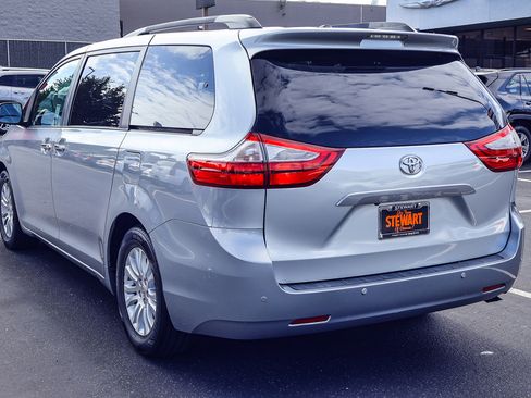 Used 2015 Toyota Sienna XLE Premium FWD image 25