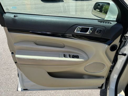 Used 2013 Lincoln MKT AWD image 23