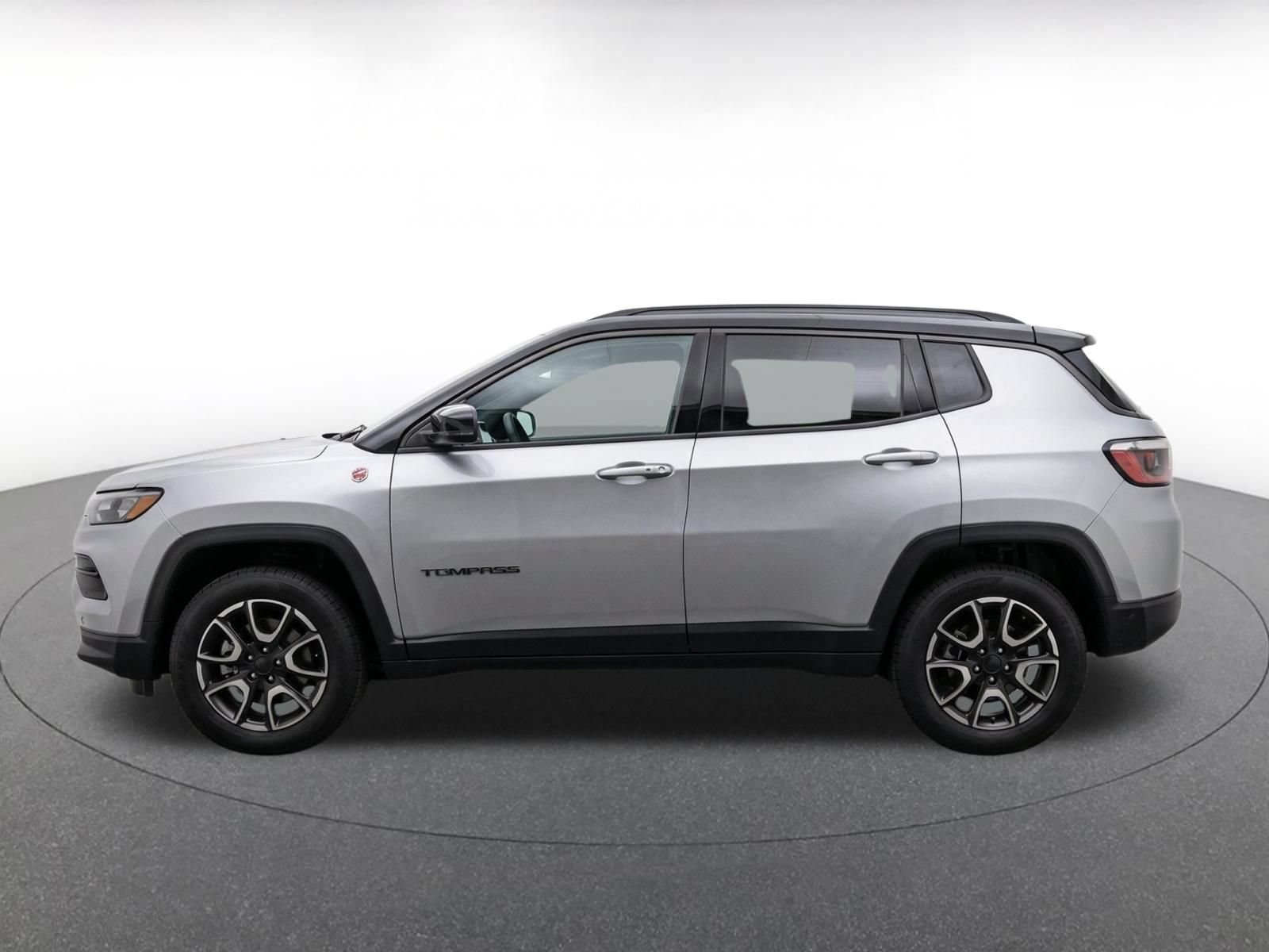 Used 2025 Jeep Compass Trailhawk AWD/4WD image 4