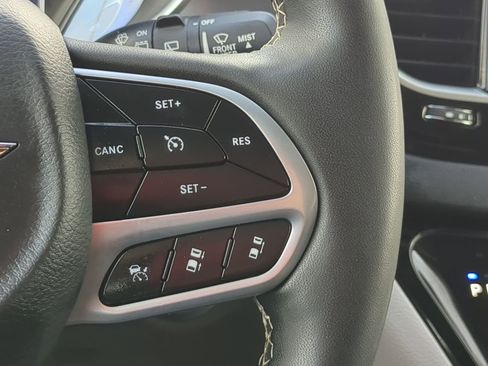 Used 2023 Chrysler Pacifica Touring-L image 18