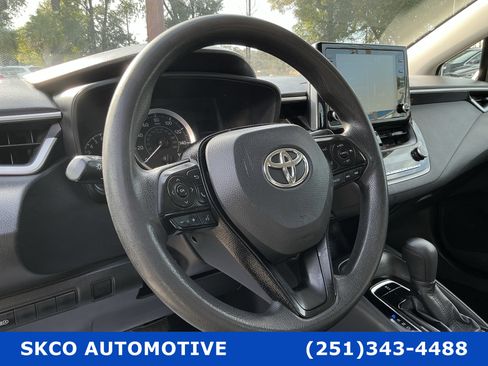 Used 2021 Toyota Corolla LE image 18
