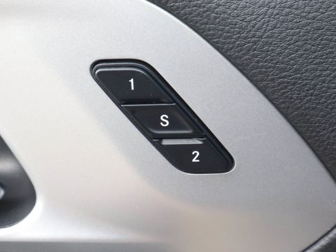 Used 2025 Chrysler Pacifica Limited FWD image 16