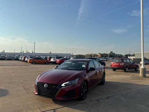 Certified 2025 Nissan Altima 2.5 SR w/ SR Premium Package FWD image 7