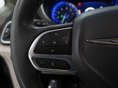 Used 2023 Chrysler Pacifica Touring-L FWD image 28