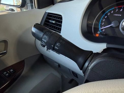 Used 2014 Toyota Sienna XLE FWD image 27