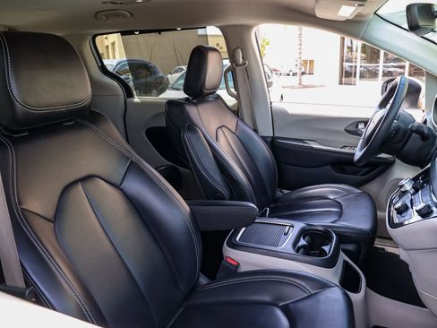 Used 2023 Chrysler Pacifica Touring-L FWD image 20
