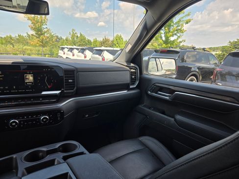 Used 2024 GMC Sierra 1500 SLT image 11