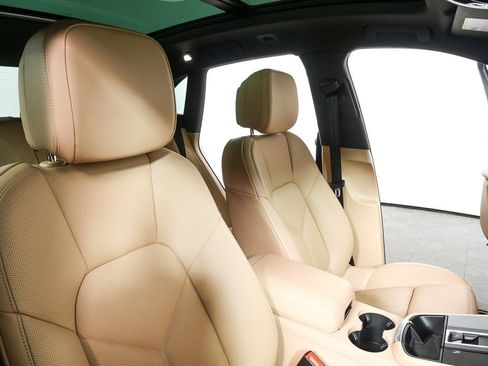 Certified 2025 Porsche Macan image 25