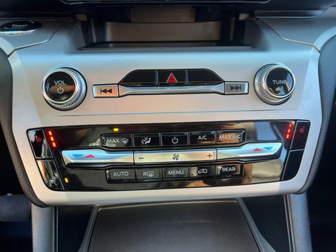 Used 2022 Ford Explorer XLT w/ Equipment Group 202A image 18