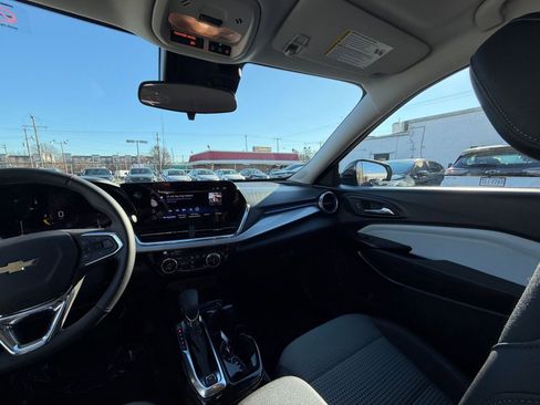 Used 2025 Chevrolet Trax LT w/ LT Convenience Package image 33