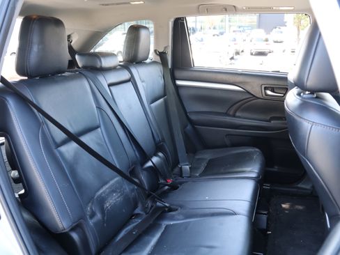 Used 2019 Toyota Highlander XLE image 37