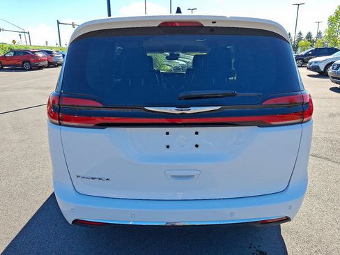 Used 2023 Chrysler Pacifica Touring-L FWD image 6