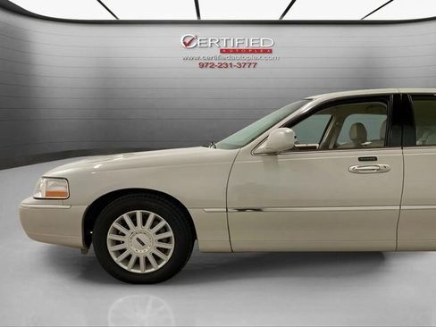 Used 2005 Lincoln Town Car Signature image 70