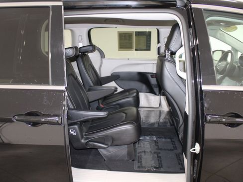 Used 2024 Chrysler Pacifica Touring-L image 32