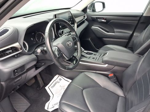 Used 2021 Toyota Highlander XLE image 12