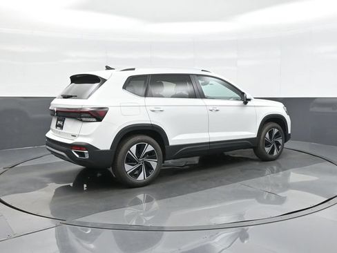 Used 2025 Volkswagen Taos SE AWD/4WD image 7