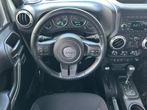 Used 2017 Jeep Wrangler Unlimited Sahara w/ Connectivity Group AWD/4WD image 15
