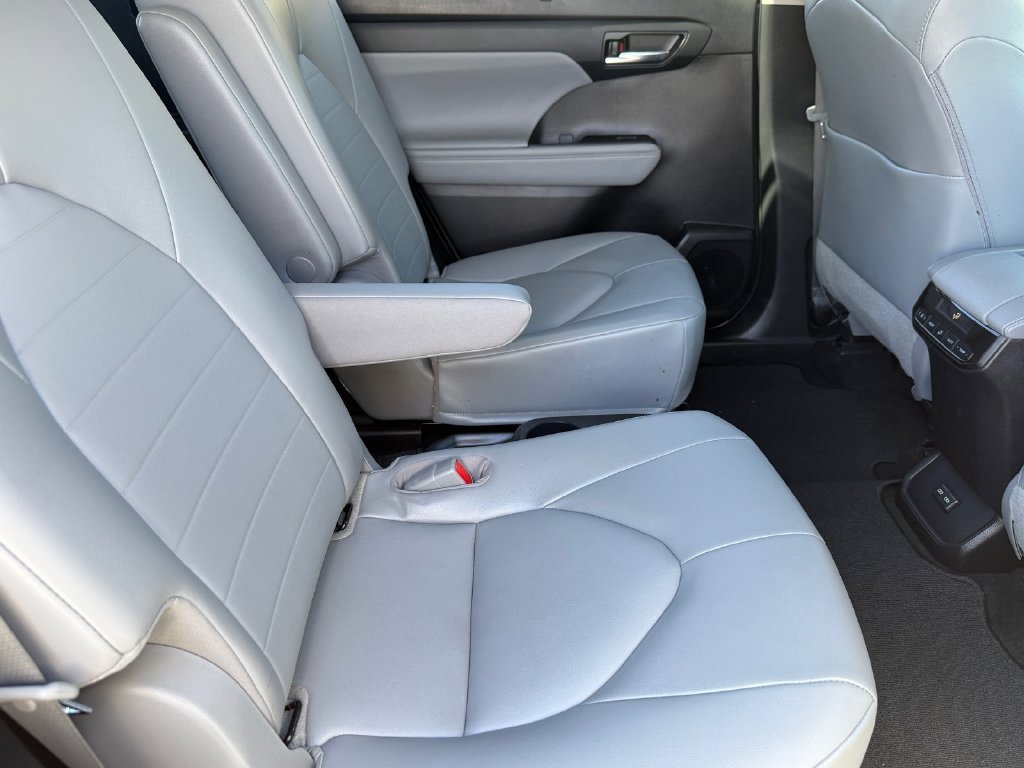 Certified 2022 Toyota Highlander XLE AWD/4WD image 21