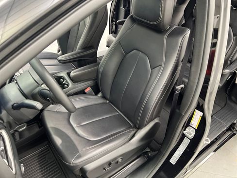 Used 2025 Chrysler Pacifica Select FWD image 9