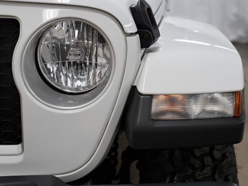 Used 2023 Jeep Gladiator Overland image 14