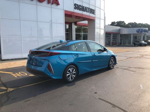 Used 2017 Toyota Prius Prime Advanced FWD image 2