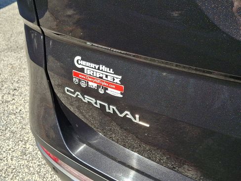 Used 2024 Kia Carnival EX FWD image 6