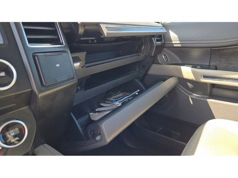 Used 2018 Ford Expedition Limited RWD image 37