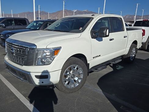 Used 2021 Nissan Titan SV w/ SV Convenience Package image 5