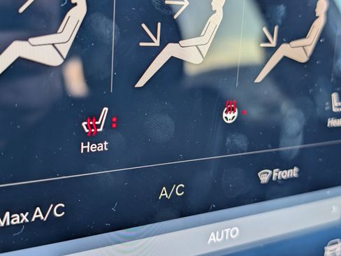 Used 2025 Chrysler Voyager LX image 21