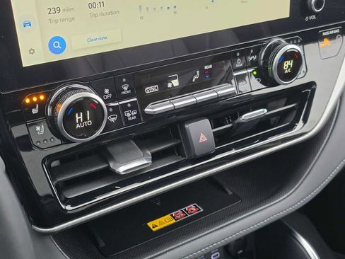 Certified 2025 Toyota Highlander Platinum image 32