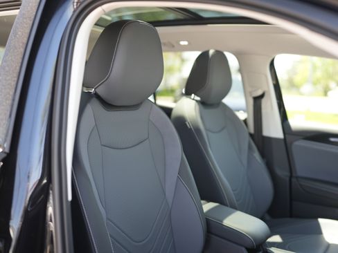 Used 2025 Volkswagen Tiguan SE w/ Panoramic Sunroof Package AWD/4WD image 22