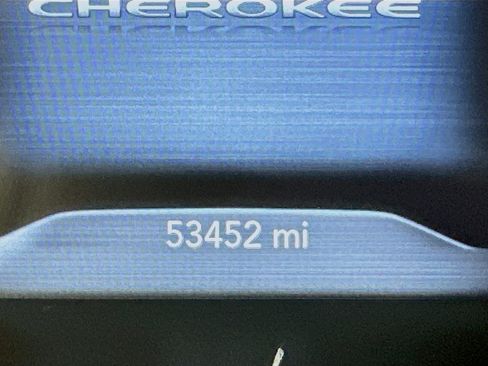 Used 2019 Jeep Cherokee Limited image 19