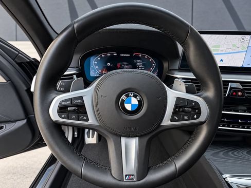 Used 2022 BMW M550i xDrive AWD/4WD image 10