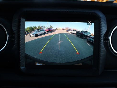 Used 2022 Jeep Wrangler Unlimited Sahara w/ Cold Weather Group image 26