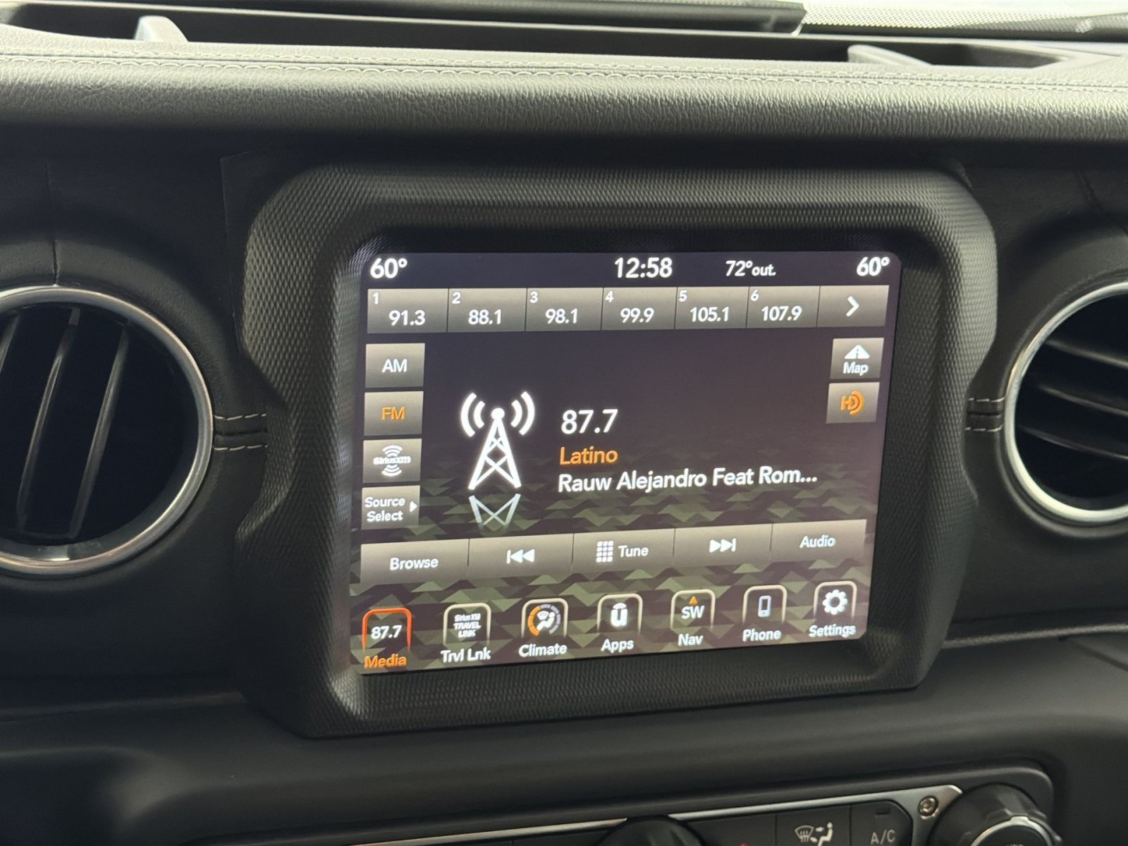Used 2020 Jeep Gladiator Overland AWD/4WD image 18