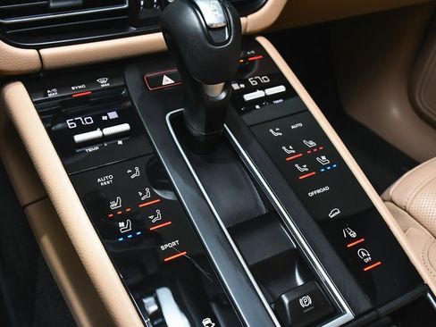 Used 2025 Porsche Macan image 31