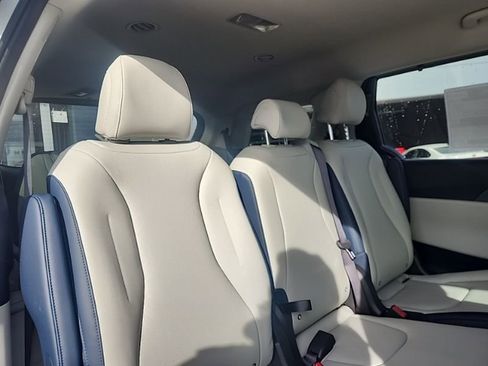 New 2026 Kia Carnival EX FWD image 18
