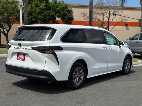 New 2026 Toyota Sienna LE FWD image 11