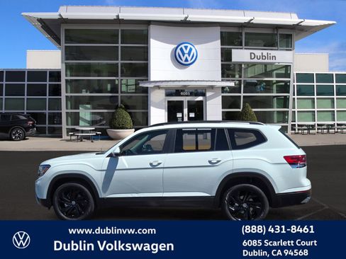 Used 2023 Volkswagen Atlas SE w/ Panoramic Sunroof Package FWD image 7