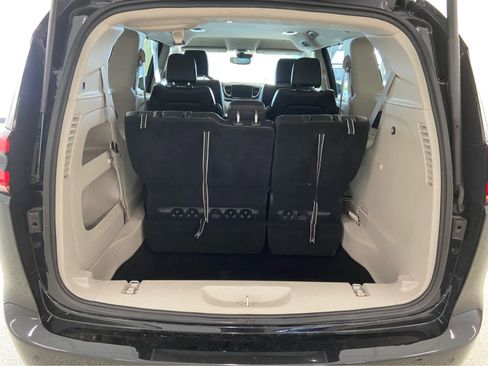 Used 2024 Chrysler Pacifica Touring-L image 7