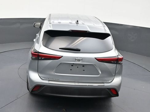 Used 2022 Toyota Highlander LE FWD image 15