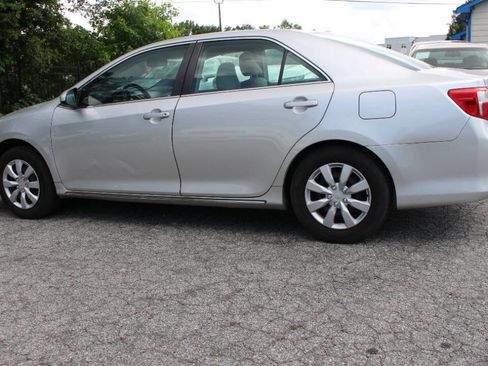 Used 2012 Toyota Camry LE image 9