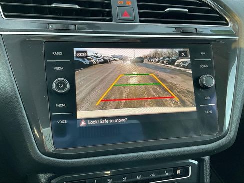 Used 2021 Volkswagen Tiguan SE image 18