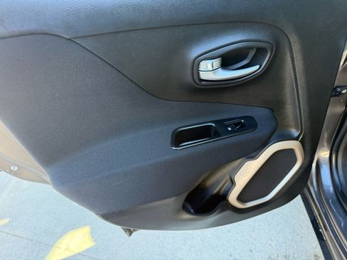 Used 2016 Jeep Renegade Latitude w/ Cold Weather Group image 11