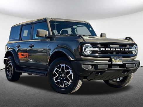 Used 2025 Ford Bronco Outer Banks image 2